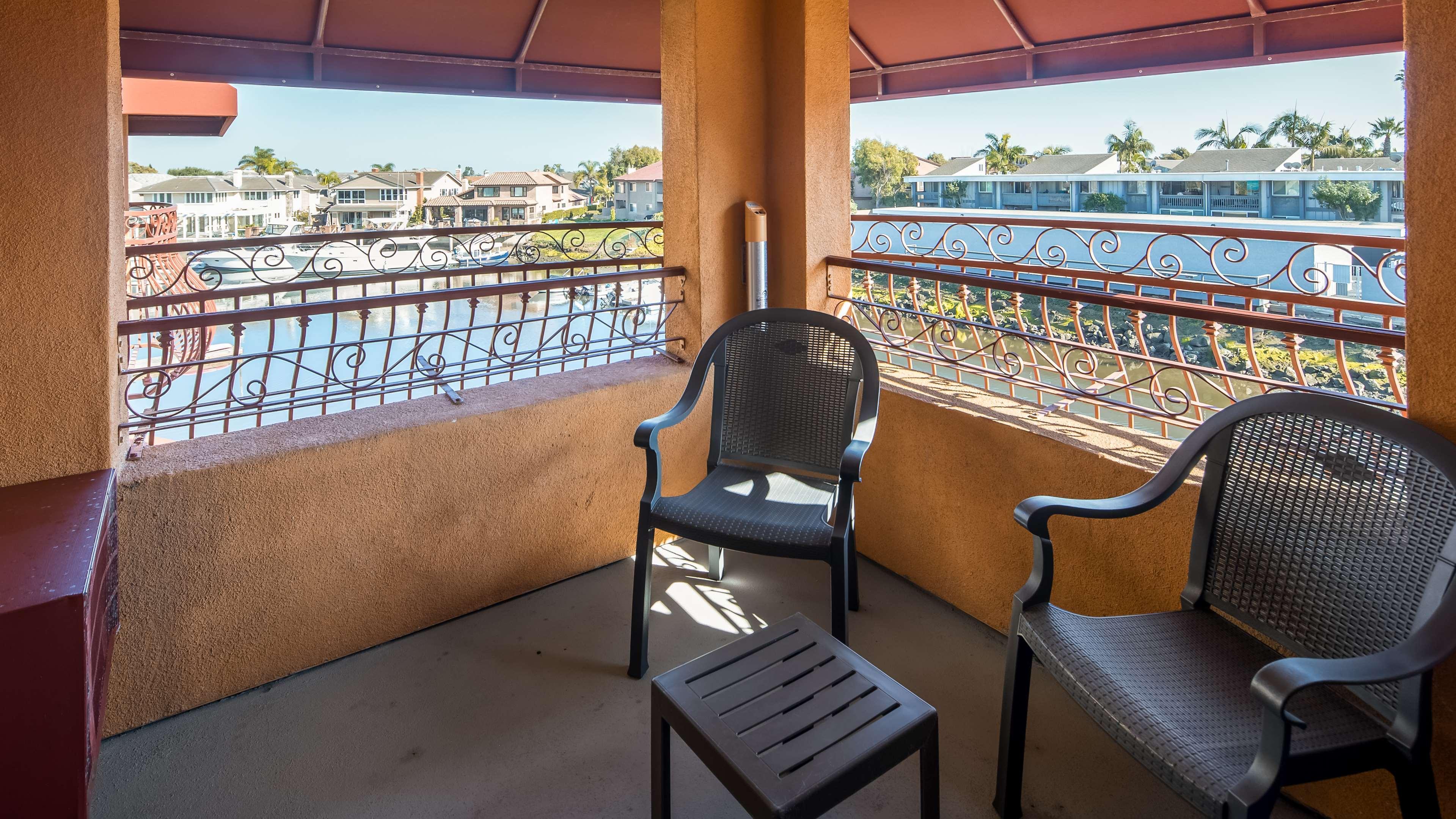 Best Western Harbour Inn & Suites Huntington - Sunset Beach Exterior photo